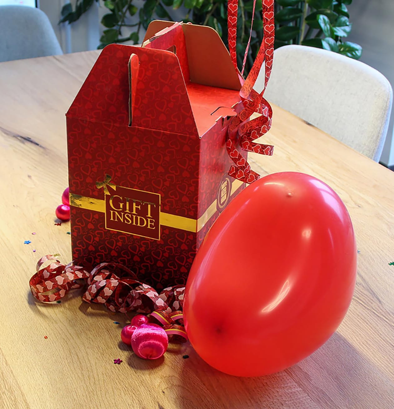 Geschenkbox für besondere Anlässe mit Herzen, Goldverzierung und bequemen Tragegriff.