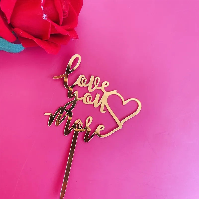 Love You More Caketopper Gold – Acryl Tortenstecker mit Herz für Hochzeit, Valentinstag & romantische Feiern
