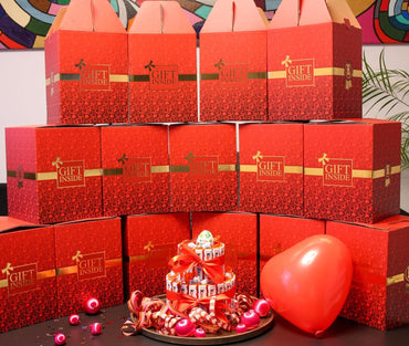 Geschenkbox für besondere Anlässe mit Herzen, Goldverzierung und bequemen Tragegriff.